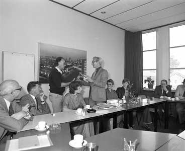 880716 Afbeelding van de viering van het jubileum van de heer Versteeg (staande rechts), bij het Gemeentelijk ...